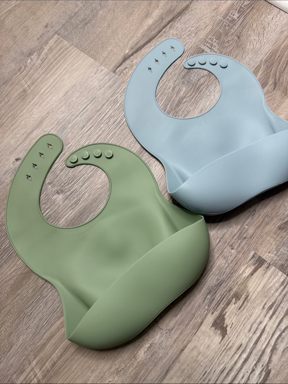Silicone Baby Bib with Catcher Pocket - Green & Light Blue